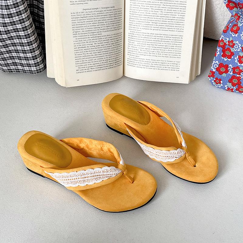 Popular Internet celebrity retro slope heel flip-flops women's summer wear 2025 new with skirt French cool slippers