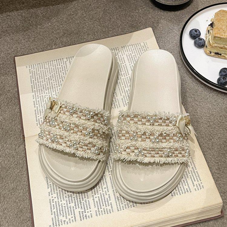 

2025 summer new Korean version fashion one-character small fragrant wind thick-bottomed slippers women s pearl cool slippers beach slippers 40