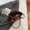 Retro PU axelväska med dragkedja för kvinnor enfärgad mångsidig handväska nischdesign förskjutningshink crossbody moderiktig
