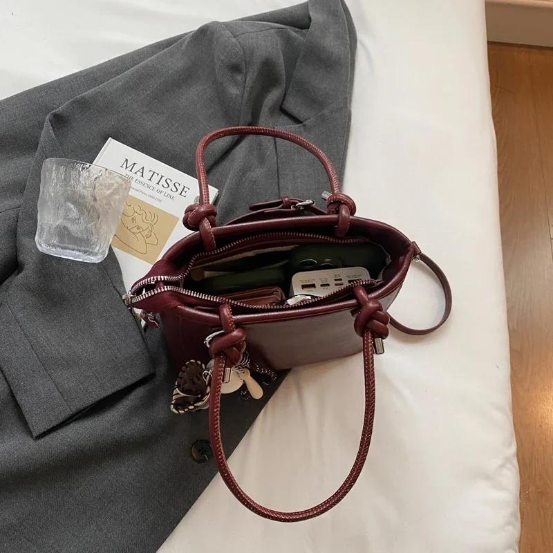 Retro PU axelväska med dragkedja för kvinnor enfärgad mångsidig handväska nischdesign förskjutningshink crossbody moderiktig