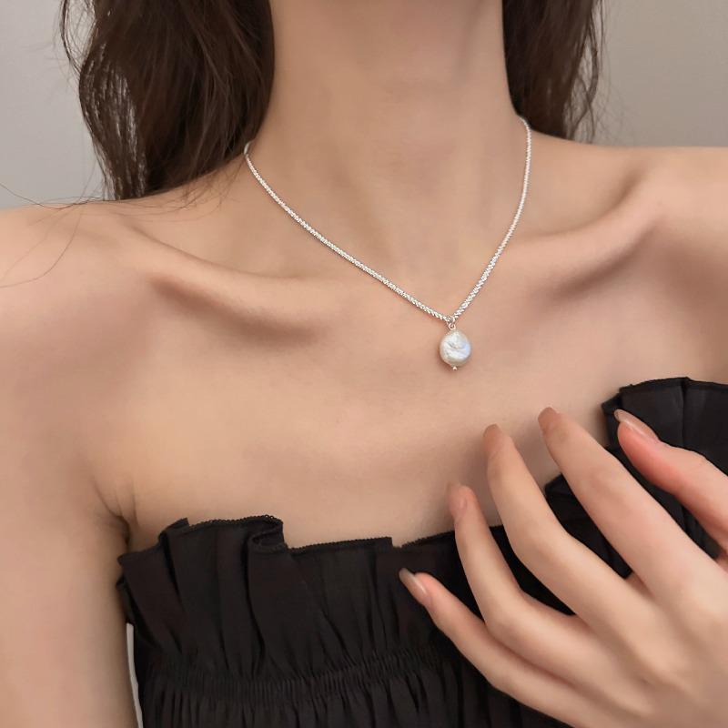 Women s Pearl Pendant Necklace with Star Sequins - Silver Clavicle Chain, Versatile and Stylish.