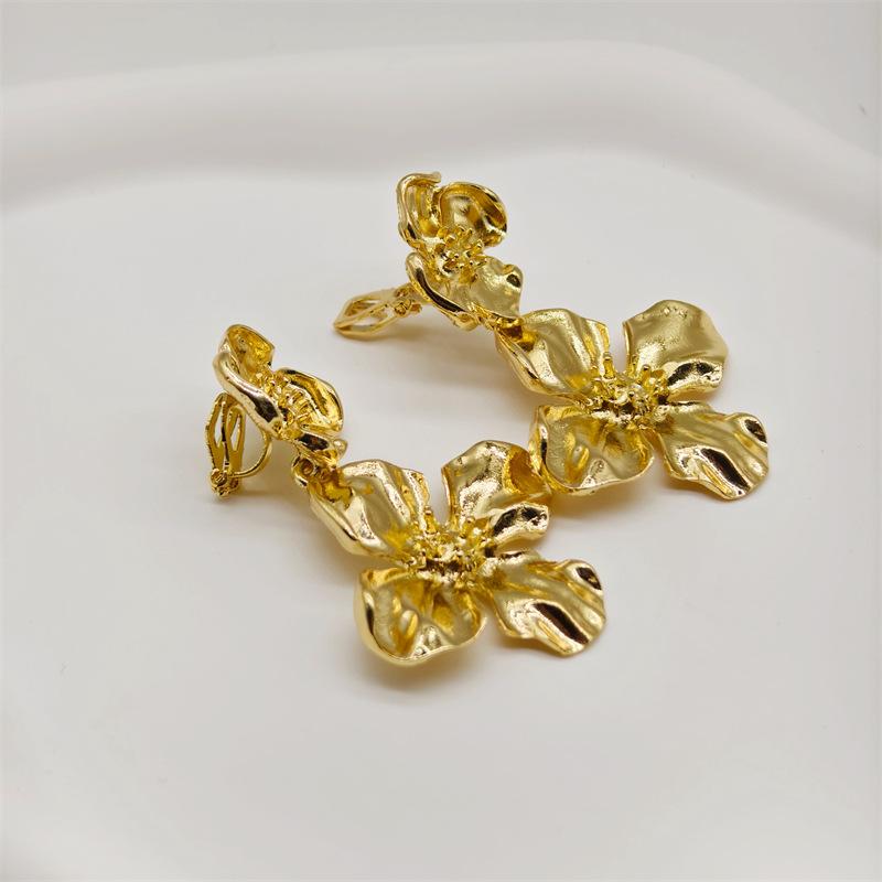 

Металлические серьги-цветы без пирсинга. Модные преувеличенные серьги. Роскошные серьги для женщин.