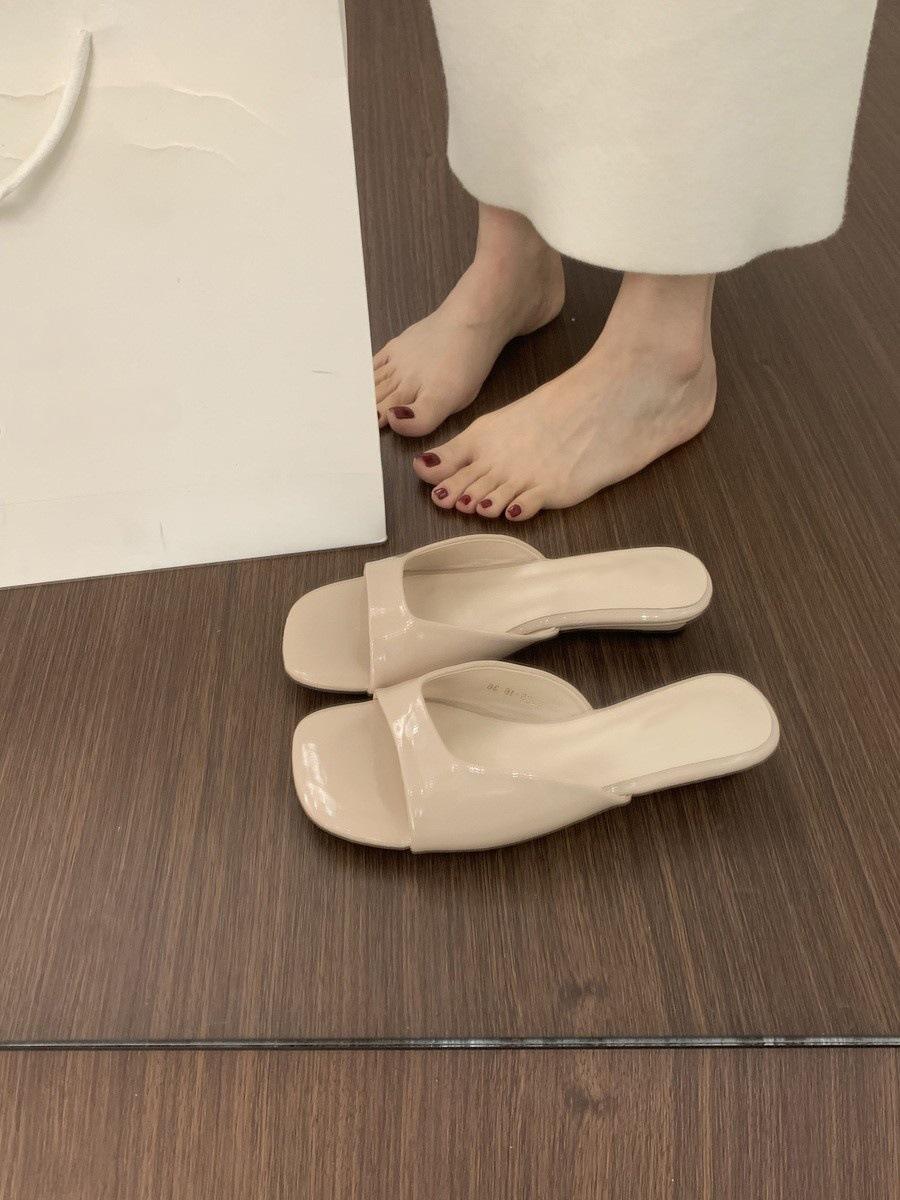

Simple and versatile open-toed square-headed patent leather one-word slippers, female summer wear is not tired, small slope heel fairy wind cool slipp 40