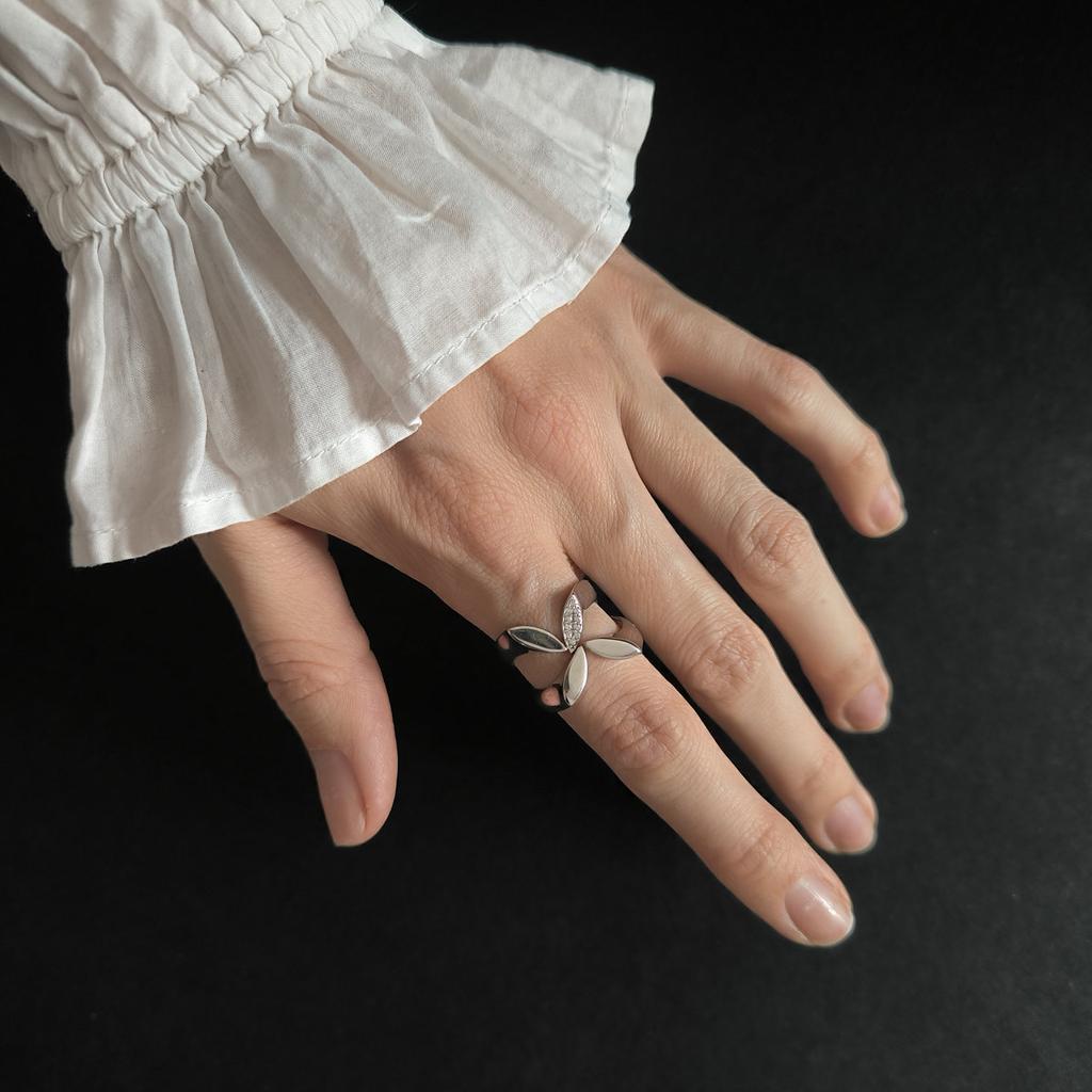 Серебряное кольцо с фианитами, вес изделия 3,86 гр (2197065)