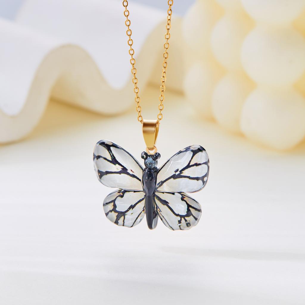 Enkelt halsband med fjäril i harts för kvinnor, gradientfärgat insektsanhänge, nyckelbenskedja, utsökta festaccessoarer