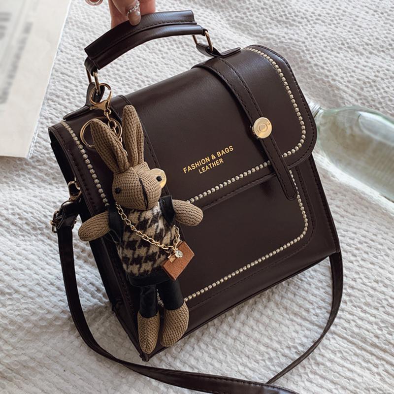 2025 Новая британская модель с подвеской Женская наплечная сумка Большой вместимости Водонепроницаемая портативная сумка Ретро Легкий однотонный рюкзак with pendant 1980₽