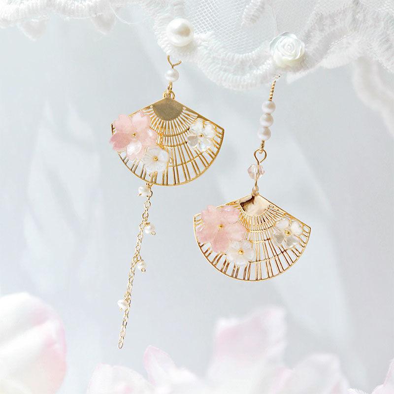 Chinese Style Hollow Fan Pendant Earrings For Women Asymmetrical Vintage Fan-shaped Shell Flower Pearl Earrings Jewelry Gifts