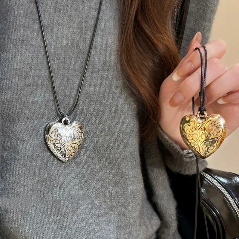 Retro Metal Engraved Love Pendant, Long Necklace, Sweet and Cool Spice Girl Style, New Neck Accessories, Sweater Chain.