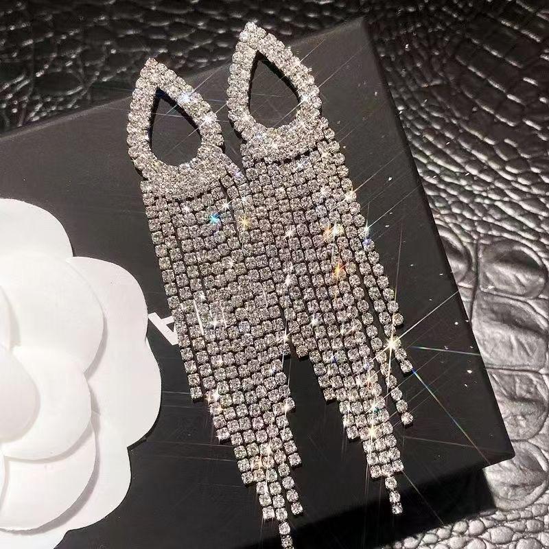 Trendsetting Rhinestone Tassel Earrings: Face-Slimming, Exaggerated Sparkle Design