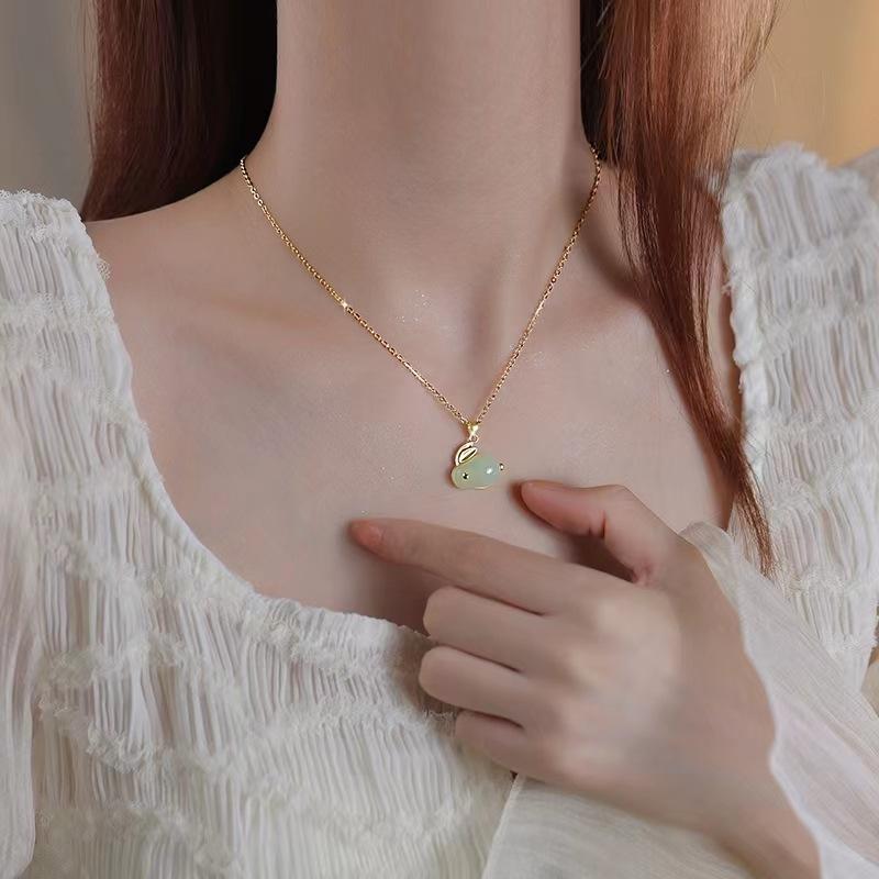 

Маленькое ожерелье с нефритовым кроликом, женское, премиальное, универсальное, в этническом стиле, кулон из хотанского нефрита, цепочка для ключиц, аксессуары