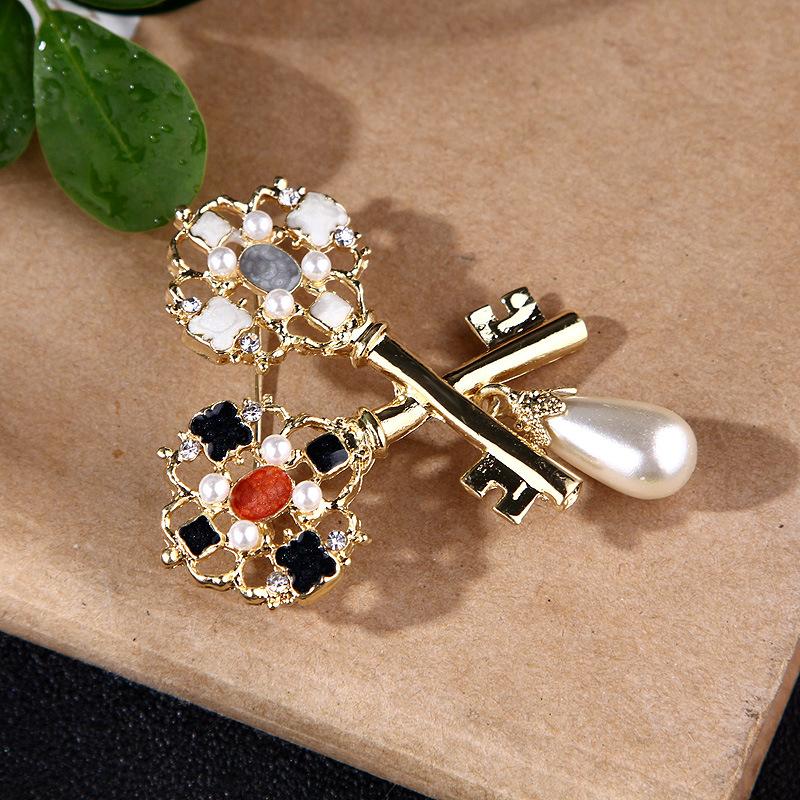 Double Key Pearl Brooch Enamel Drop Oil Alloy Design Women's Pin Exquisite Hypoallergenic Luxury Long-lasting Color Accessory