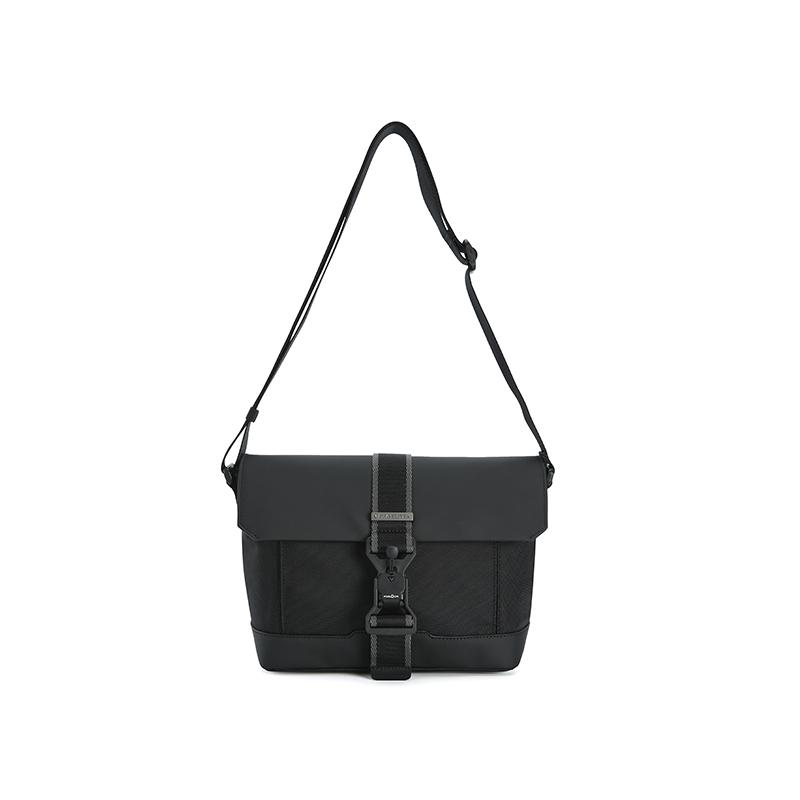 

FILA White Minimalist Commuter Casual Versatile Color-Block Flap Crossbody Bag Fabric And PU Synthetic Leather Shoulder Bag Men bags F13M613107FBK Jet Black