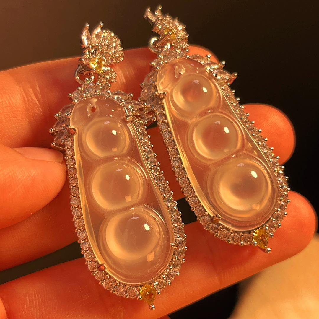 Jade White Ice Light Natural White Chalcedony Pendant Agate Pendant, Real Shot