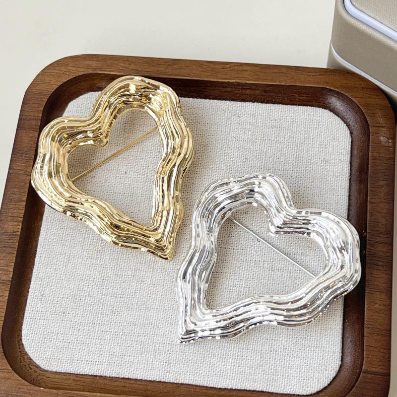 Elegant Retro Heart-Shaped Brooch: Metallic, Irregular, Pleated Texture Design