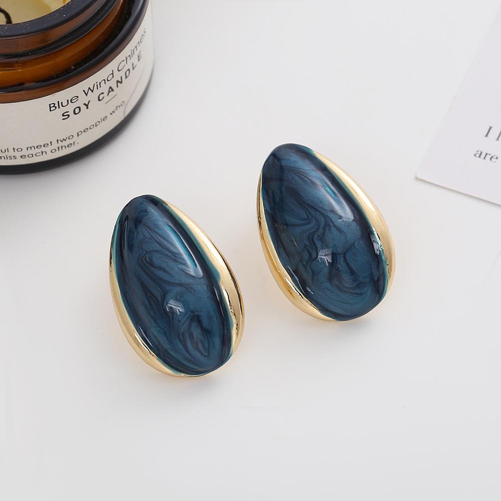 Black Bead Retro Stud Earrings: Hot-Selling Literary Fashion Accessory