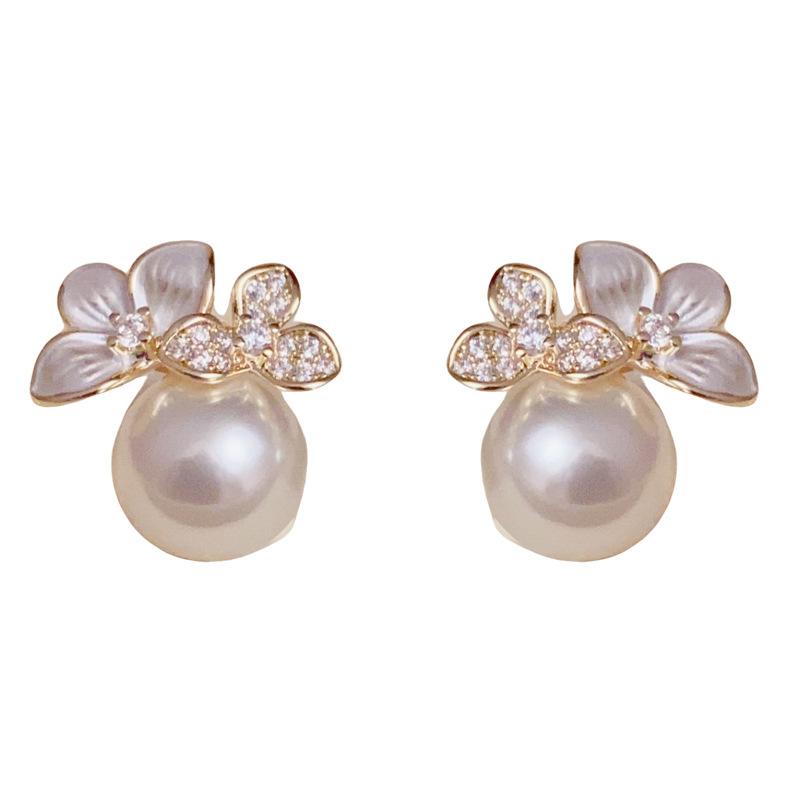 French Light Luxury White Enamel Flower Pearl Stud Earrings Women Fashion Versatile белый