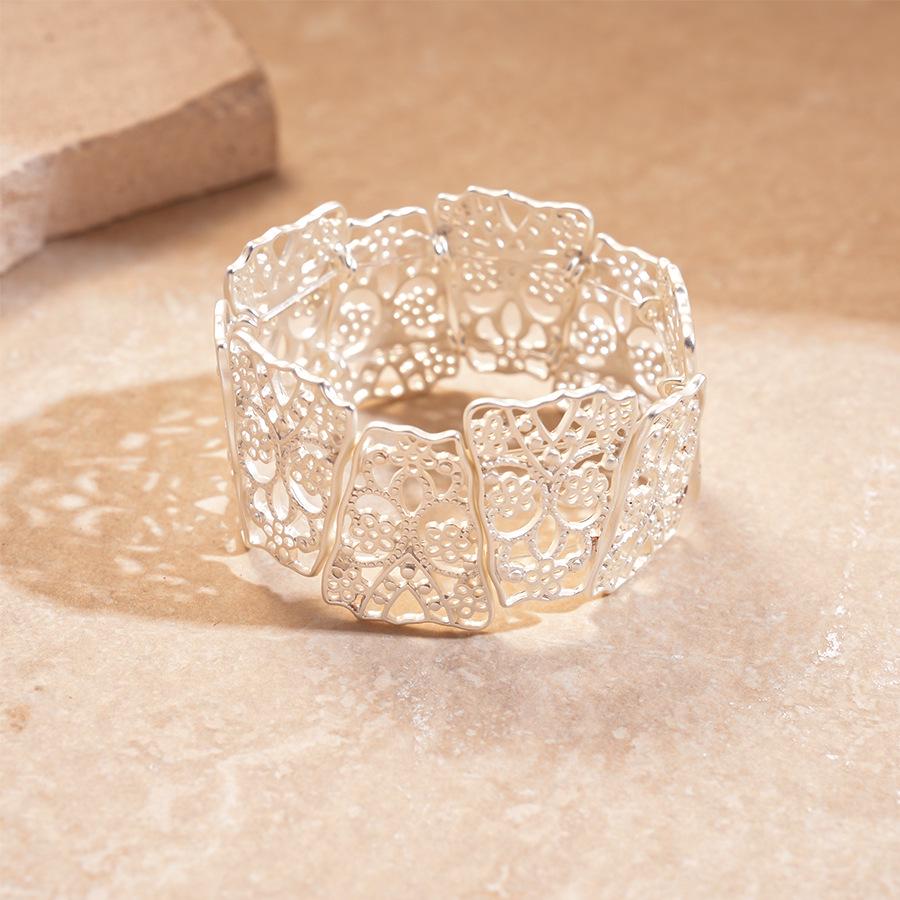 European & American Geometric Rivet Star Bracelet: Luxurious, Fashionable, Versatile, and Exaggerated Jewelry for Women.