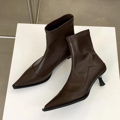 Botas femininas de couro macio, bico fino e design de couro macio, moda outono/inverno 2024, botas de cano curto finas para mulheres, sapatos femininos