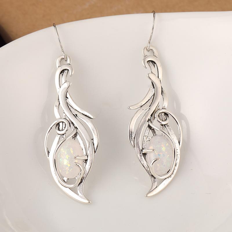 Charmante silberbeschichtete ovale Feueropal-Ohrringe Damen Bohemian-Stil Hängeohrringe Hochzeits-Jubiläums-Schmuck Geschenk Zubehör