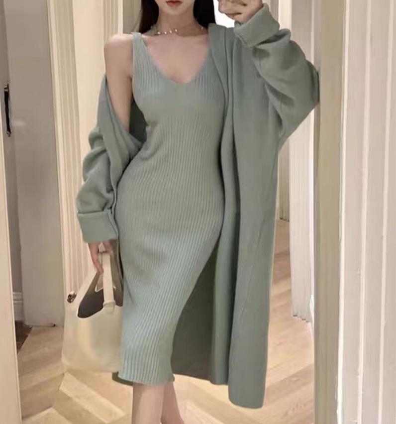 Dámský dlouhý pletený kardigan s výstřihem do V a set šatů na ramínka 2024