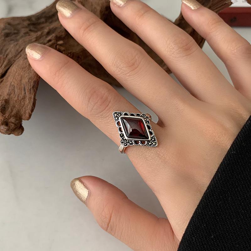 

High Quality Vintage Rhombus Design Red Garnet Stone Thai Silver Ladies Rings Wholesale Jewelry For Women Christmas Gifts resizable