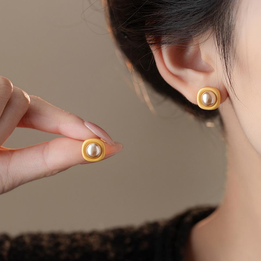 

Корейская версия квадратных жемчужных серег, легкая роскошь, простой модный дизайн, серьги-пусеты, изысканный темперамент, взрывные серьги, женские