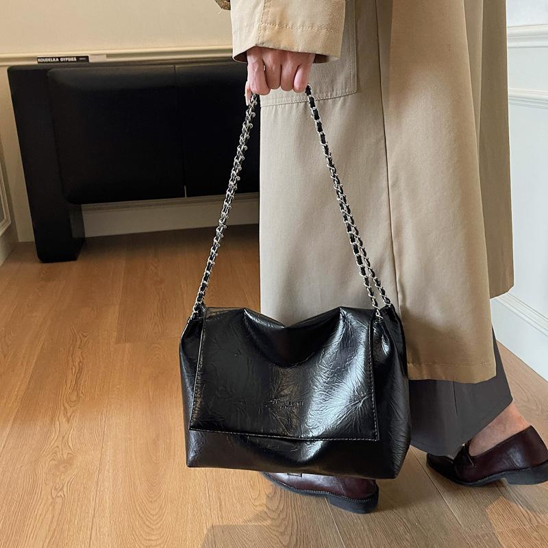 Korean version of premium oily leather large-capacity commuter tote bag fashionable versatile shoulder bag chain underarm bag