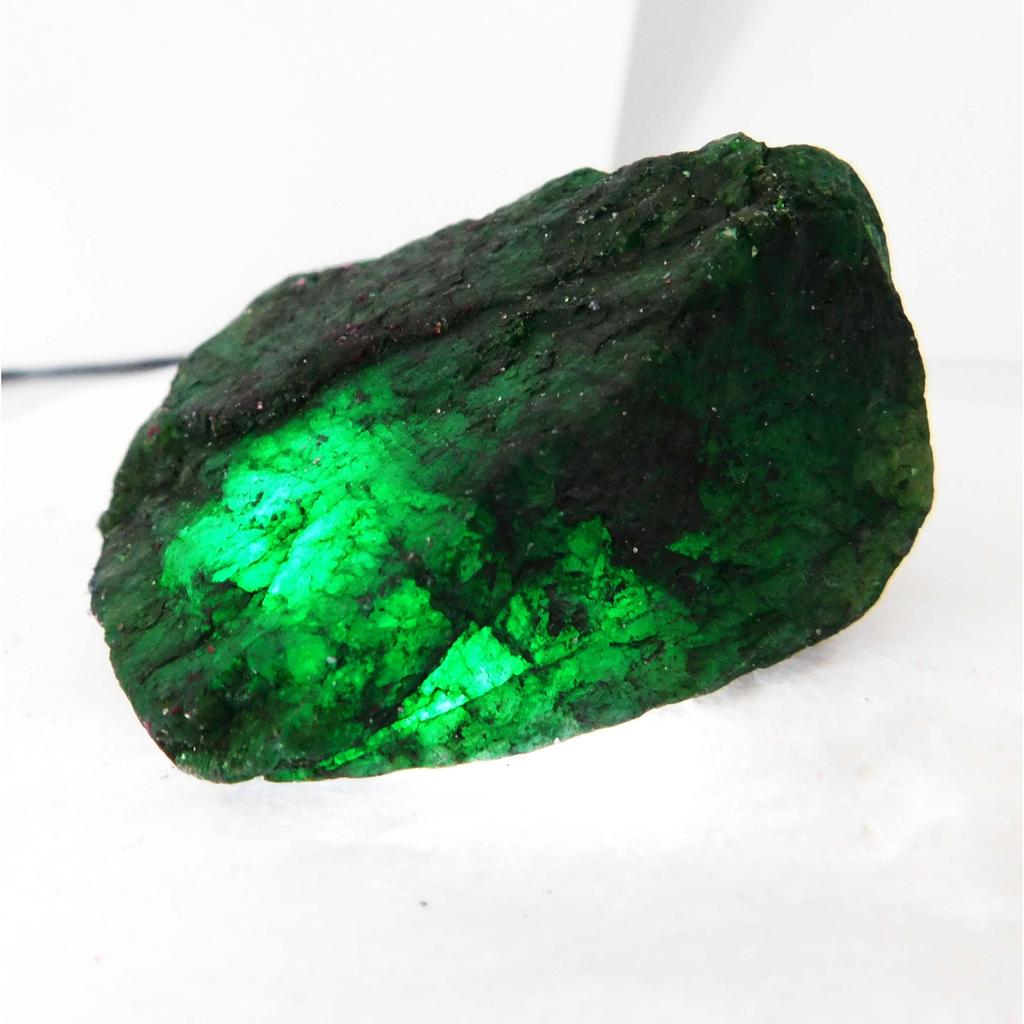 Natural Green Emerald Loose Gemstone 820 ct Rough for Lapidary and Gem Collections