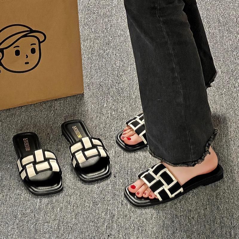 Tkane jednosłowne fajne kapcie damskie 2025 nowe na zewnątrz modne na płaskiej podeszwie kwadratowa główka leniwa osoba wychodząca na plażę temperament nisza