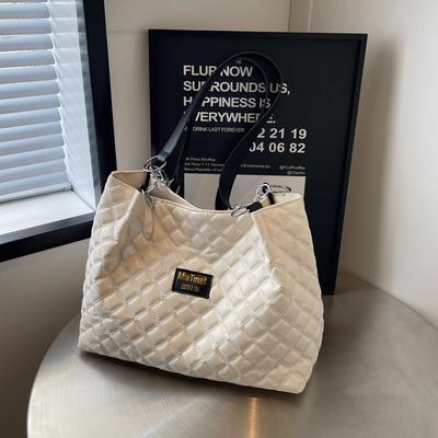 Handheld Large Capacity Bag for Women's New Beautiful and Personalized Shoulder Bag Casual Cloth Bag for Class Commuting Toys