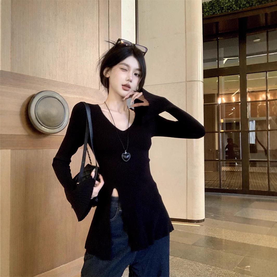 

2024 Women s Black V-Neck Trumpet Sleeve Sweater: Slim Long-Sleeved Bottoming Shirt with Slit for Autumn One Size чёрный