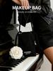 Schwarzer Satin CHANEL BEAUTÉ Kordelzugbeutel & Umhängetasche, Mini Kosmetiktasche, Luxusmarke Beauty-Accessoire