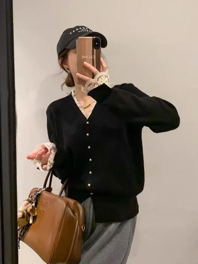 

Женский корейский вязаный кардиган с кружевом в стиле пэчворк с V-образным вырезом: Новый свободный крой для осени/зимы 2025 - Универсальный свитер-пальто для ношения под верхней одеждой One Size