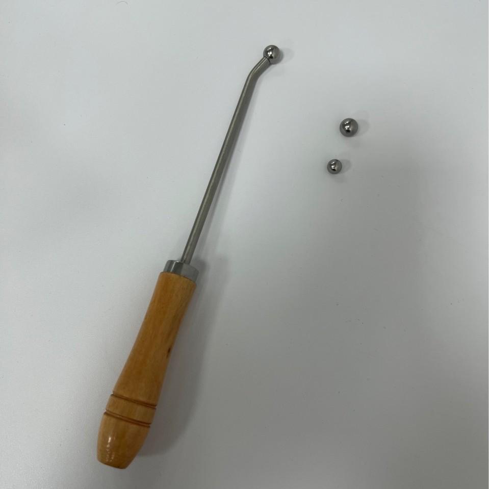 Bogenreparaturwerkzeug mit zwei Metallkugeln für kleine Waldhörner und Blasinstrumente