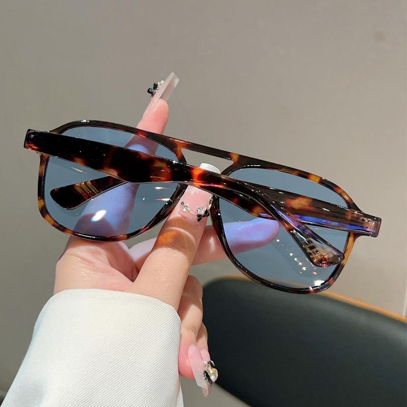 Nuovi Occhiali da Sole Retrò con Doppio Ponte 2026 Eleganti e Versatili Forma Quadrata Stile Pilota Occhio di Rana Occhiali con Protezione UV