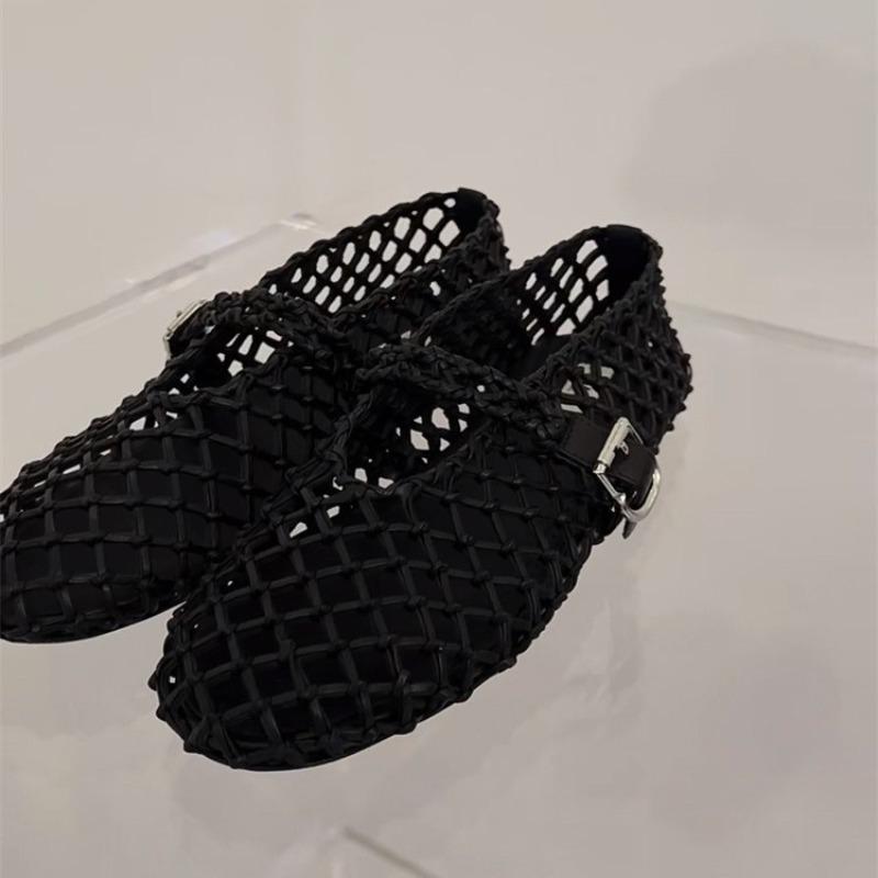 The New Hollowed-out Ballet Shoes Are Fashionable and Versatile with A Shallow Opening and Flat Sole