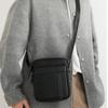 Borsa a tracolla messenger verticale da uomo con motivo litchi