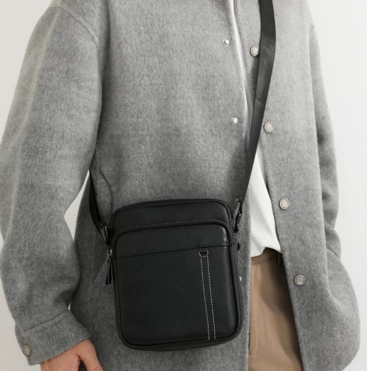 Borsa a tracolla messenger verticale da uomo con motivo litchi