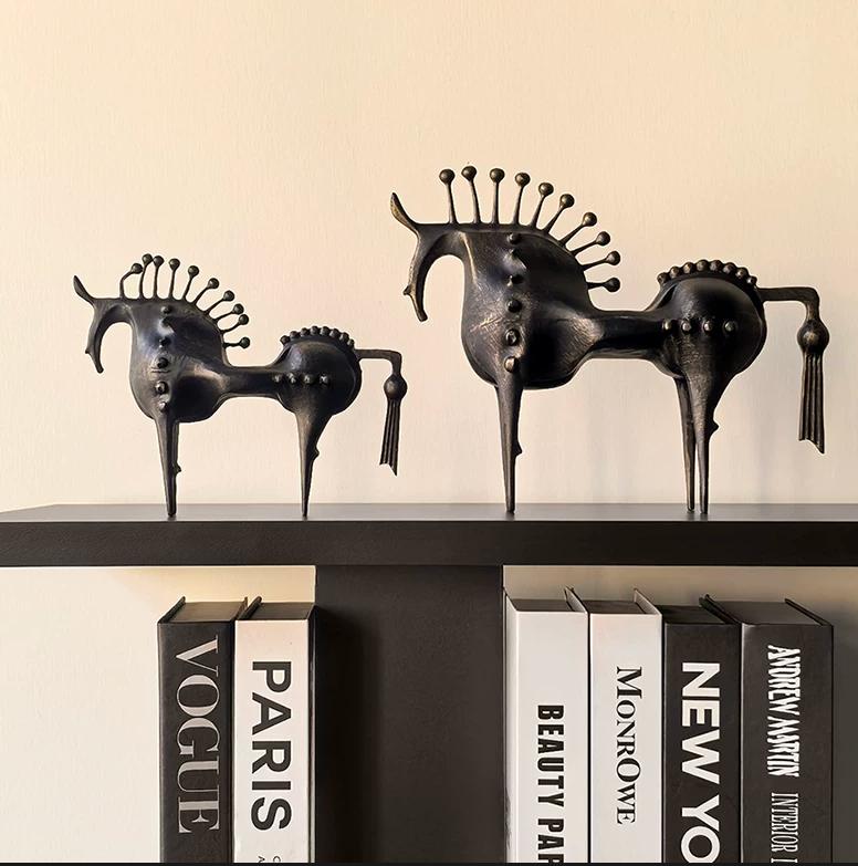Handmade Iron Animal Sculpture Art Crafts Abstract Horse Stinging Horses Metal Decorative Figurines Home Decoration Accessories