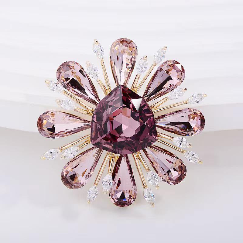 Versatile Crystal Sunflower Brooch: Personalized Lapel Pin Accessory for Suit Coats