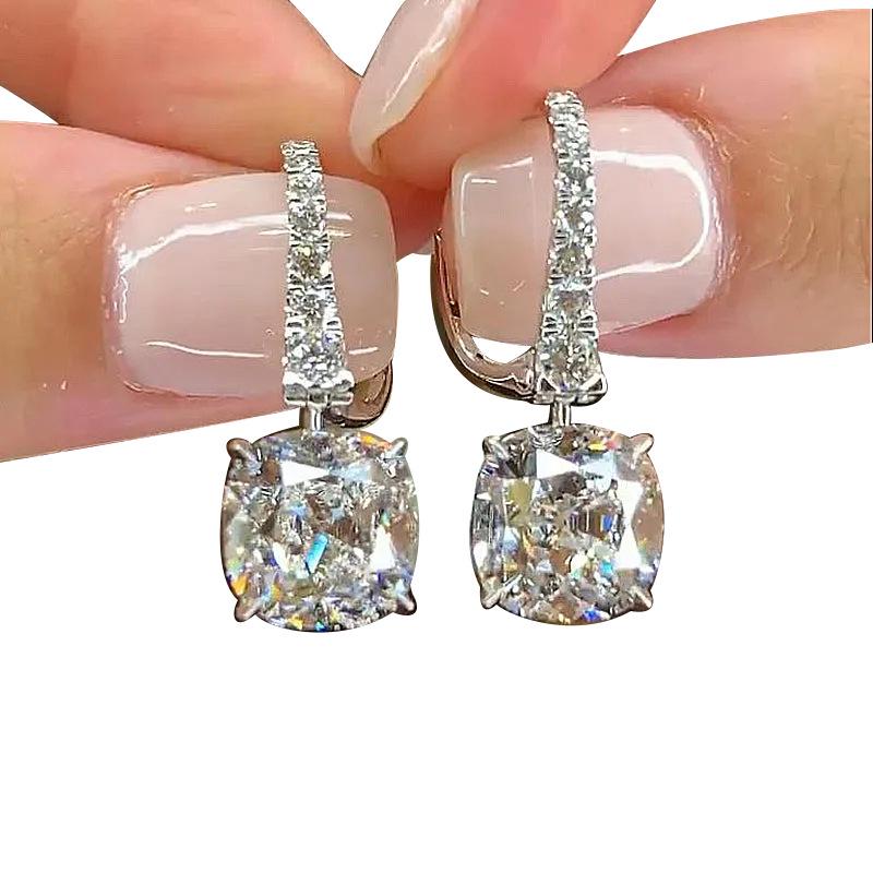 Cao Shi's Elegant High-End Light Luxury Earrings: Exquisite, Fashionable, Versatile, and Simple for Women.