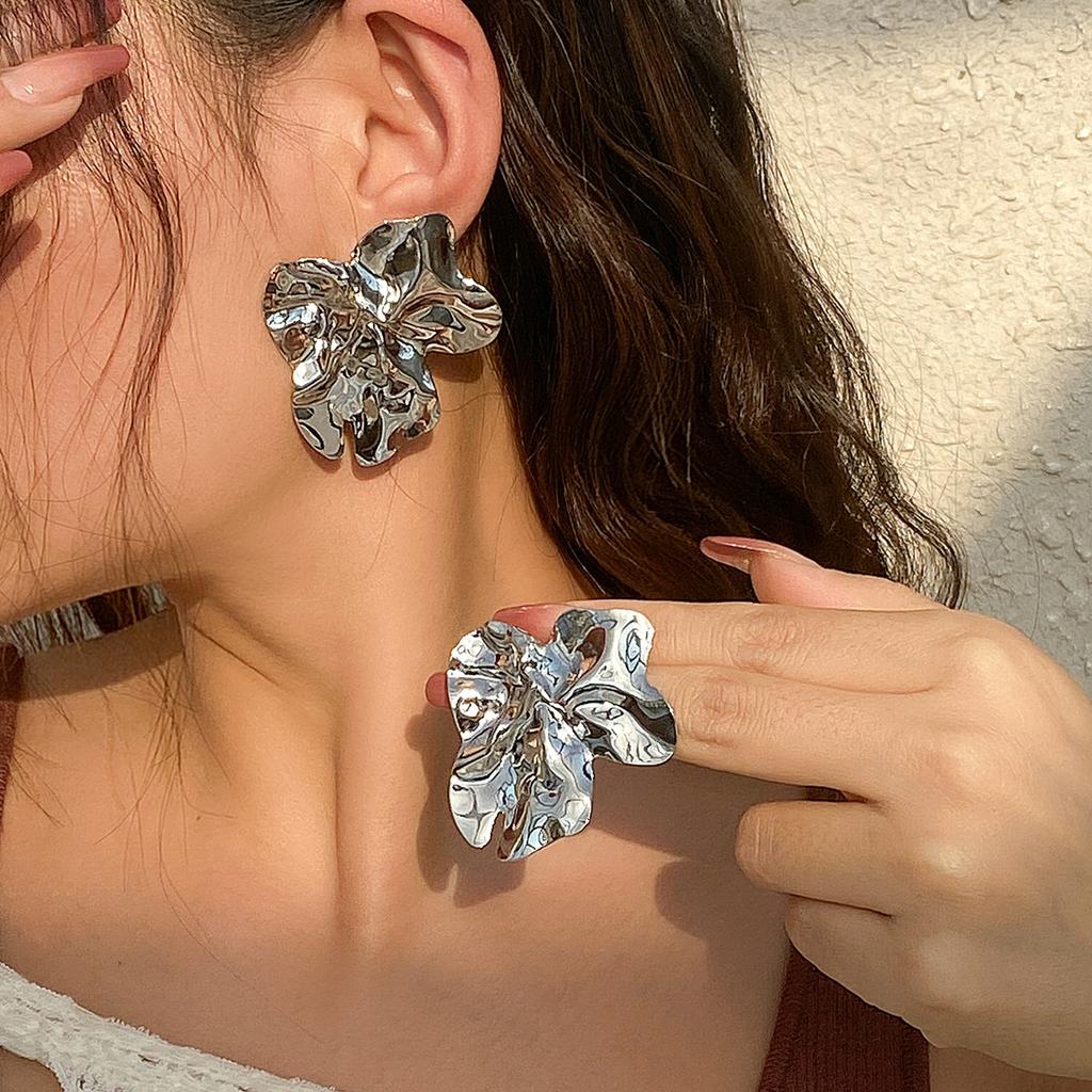Vintage Elegante Goldfarbene Große Blume Steckerohrringe für Damen Design Unregelmäßige Falten Piercing Ohrringe Party Schmuck Geschenke