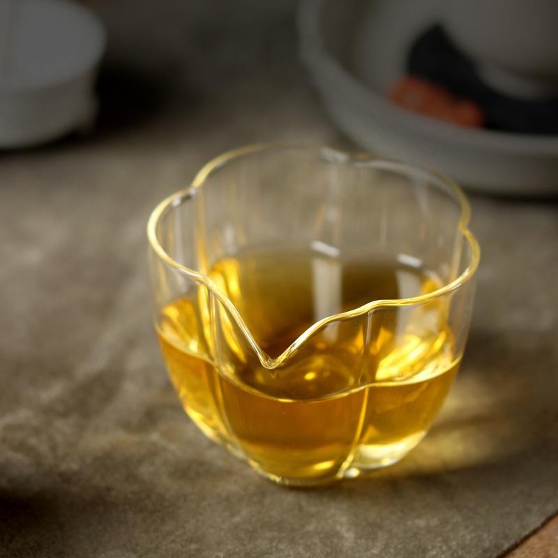 Thickened Glass Fair Cup High Temperature Resistant Transparent Fair Cup Flower Shape Even Cup Japanese Style Tea Divider