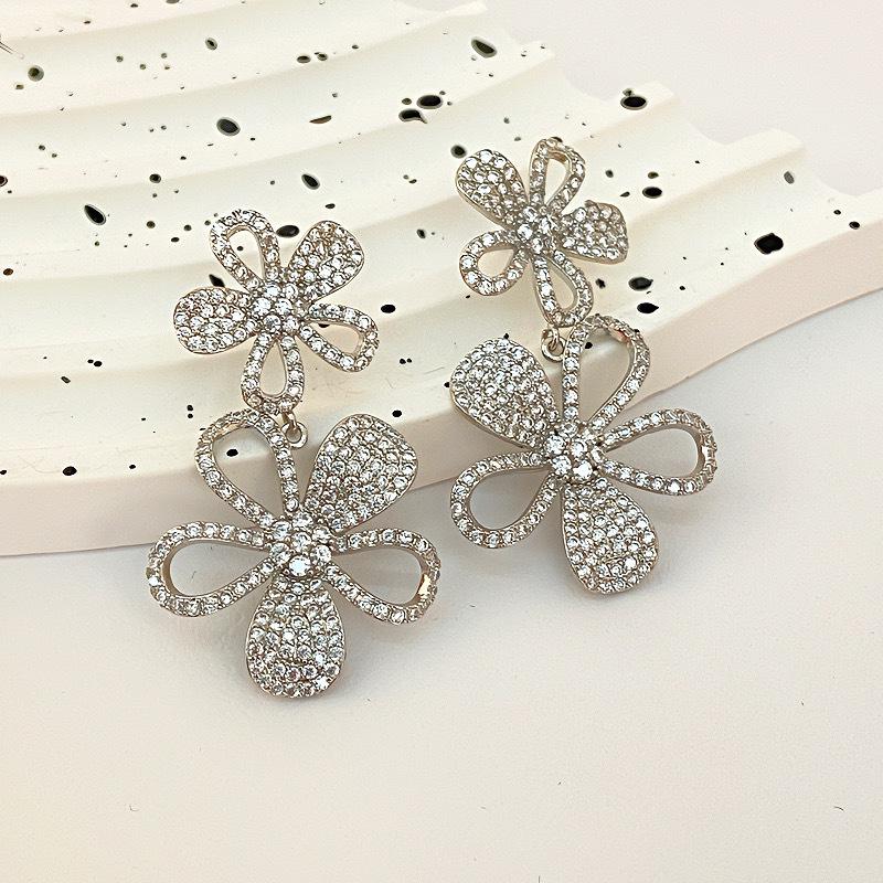 Elegant Geometric Round Zircon Earrings - Simple, Fashionable, Versatile Silver Studs