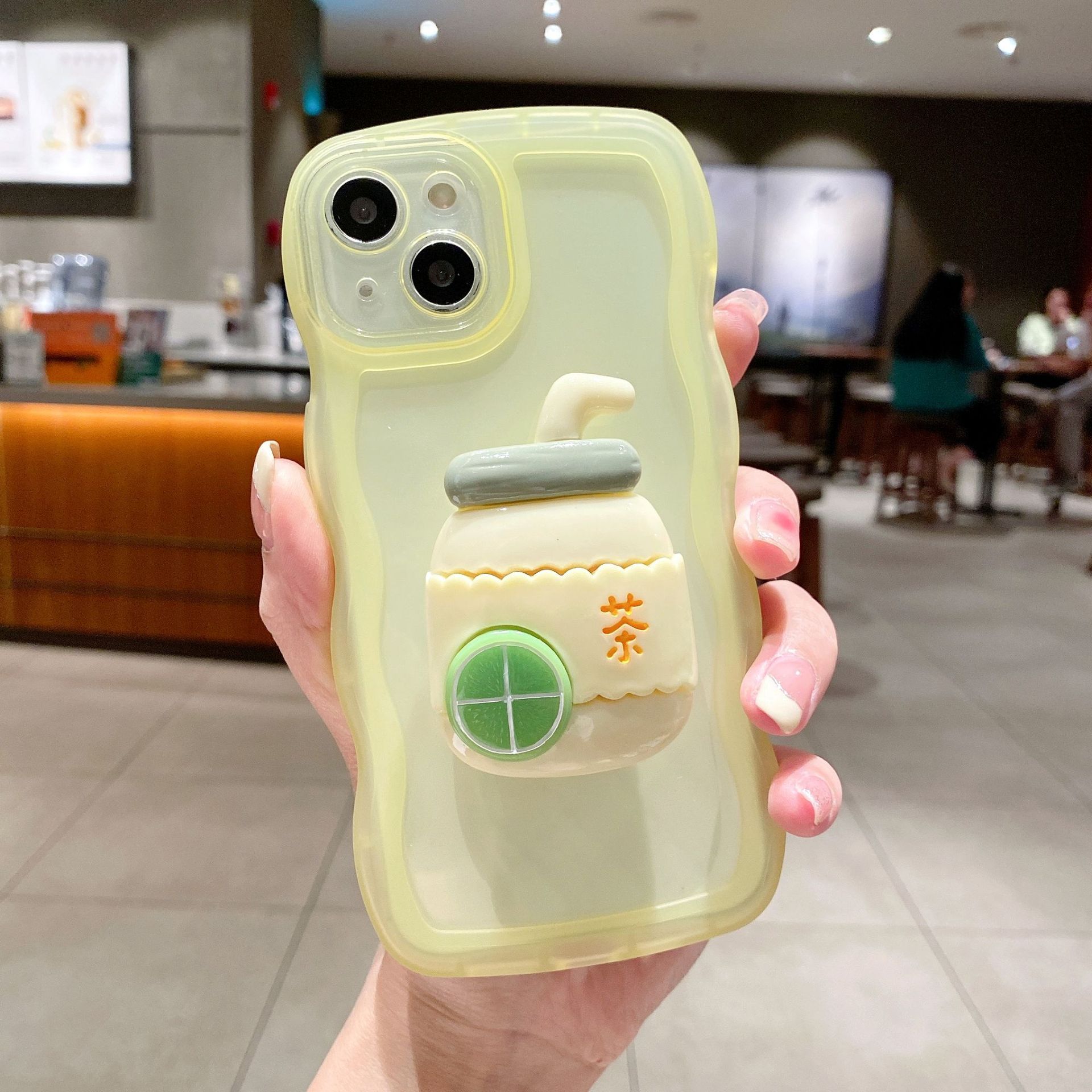 

Применимо к чехлу для мобильного телефона Apple 15 для женщин с высокоценным держателем для напитков iPhone 14pro, противоударный защитный чехол Apple 15PROMAX жёлтый