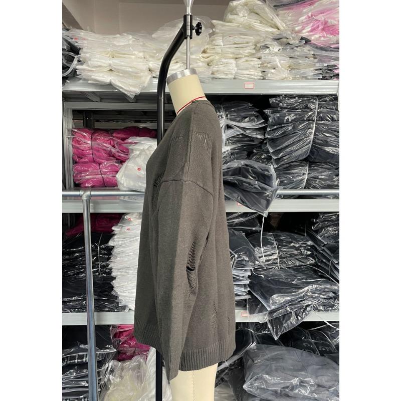 Dámský roztrhaný svetr s kulatým výstřihem