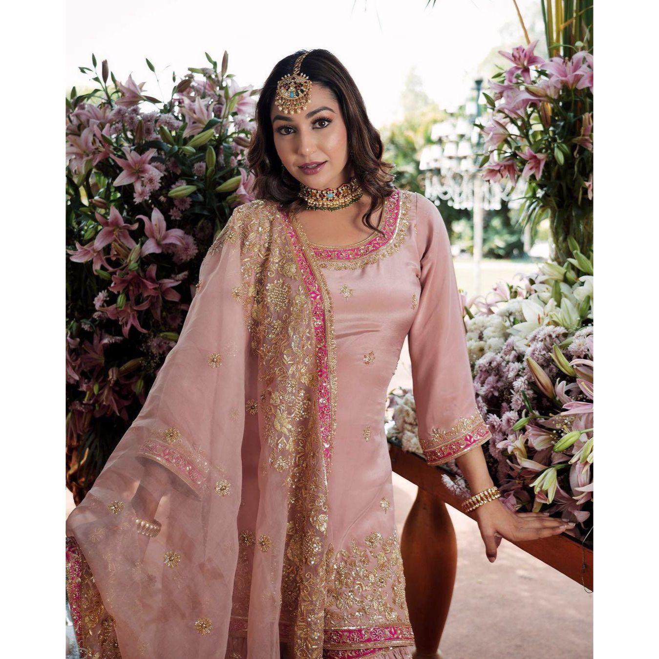 

Запуск нового фирменного комплекта одежды для вечеринок Đěsigner Top Plazzo & Dupatta