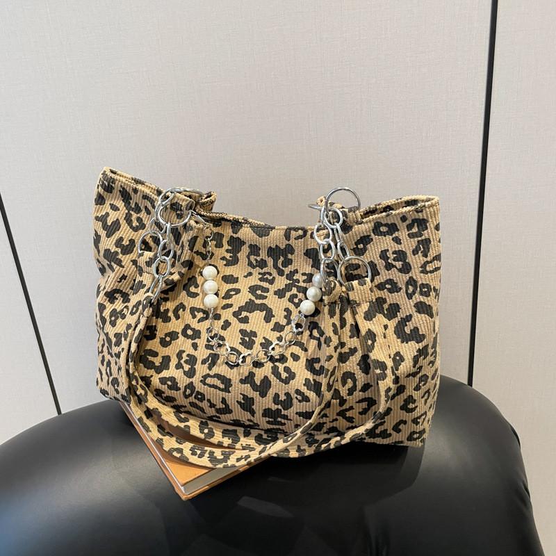 Fashionable Tote Winter Bag With Unique Material And Spacious Interior Essentials For