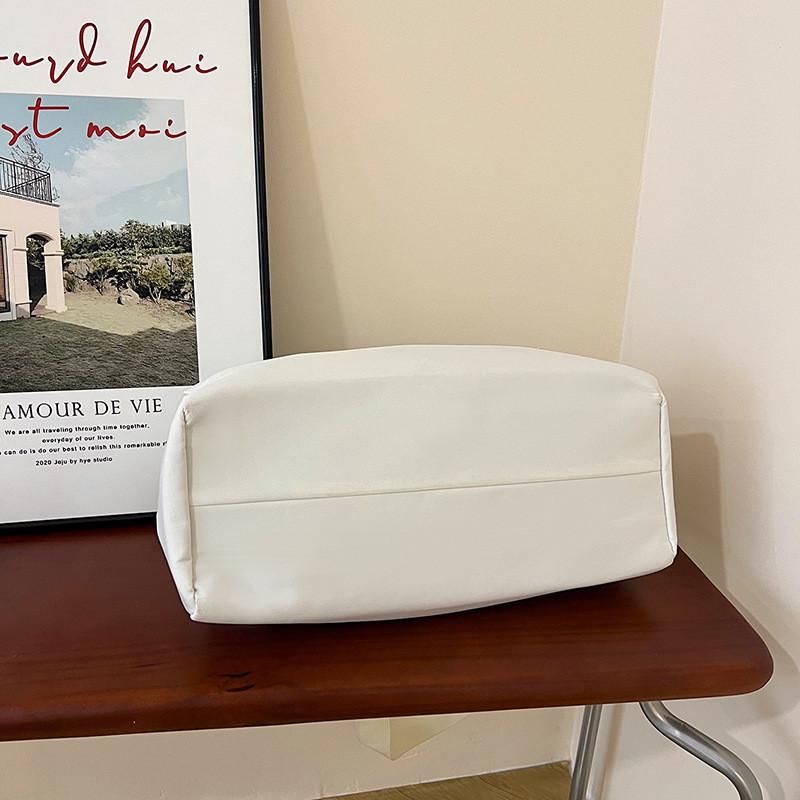 Minimalist Large Capacity Canvas Messenger Bag For Daily Commute And Street Style