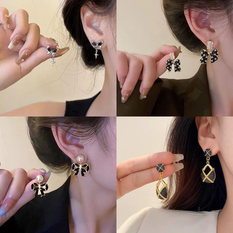 Retro Black Xiaoxiangfeng Stud Earrings Women's Fashion Elegance Temperament High-end Earrings Bow Love Versatile Earrings
